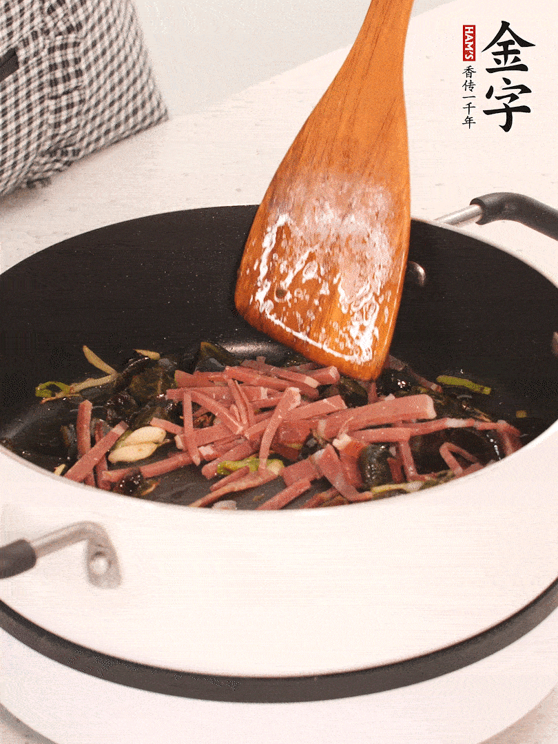 加入火腿煸炒一會(huì)，倒入開(kāi)水燉煮15分鐘。