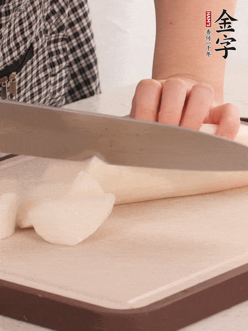 蘿卜切塊，火腿切片。