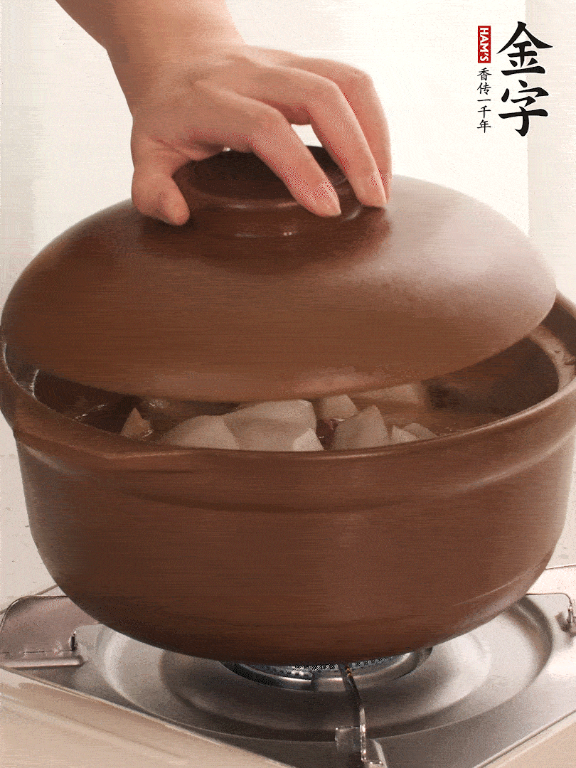 倒沒過食材的熱水，大火燒開。蓋上蓋子轉(zhuǎn)中小火，燉15-20分鐘。等蘿卜煮到喜歡的軟爛度就可以關(guān)火。