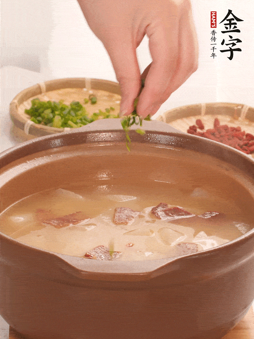 最后點(diǎn)綴點(diǎn)小蔥花、枸杞，增色提味。