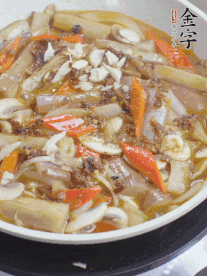 撒蒜末、香菜末。