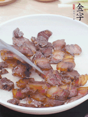 熱鍋少油，醬油肉煸出油脂，盛出。