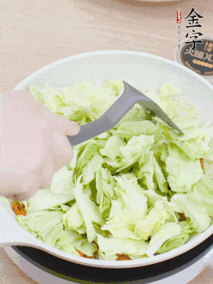下卷心菜翻炒。