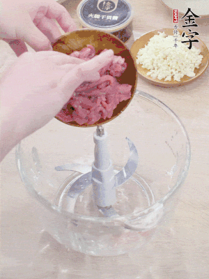 牛肉攪成牛肉泥。