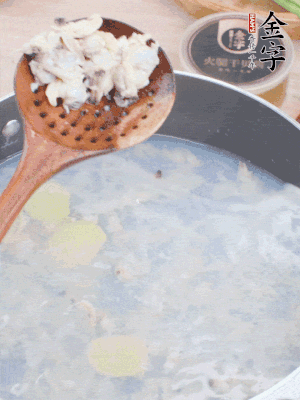 沸水下花蛤肉、姜片、料酒焯水。