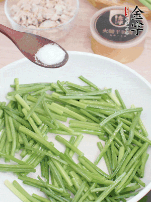 起鍋熱油，下韭菜苔炒至變色。加少許鹽。