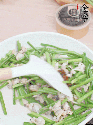 再下花蛤肉、1勺金字火腿干貝醬翻炒攪勻。