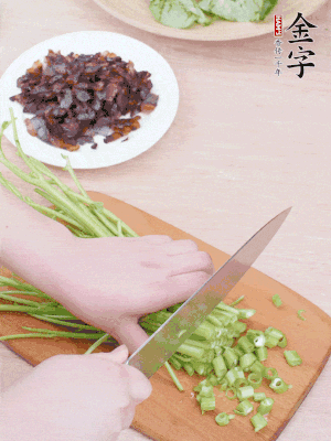空心菜摘掉葉子，菜梗切成丁。
