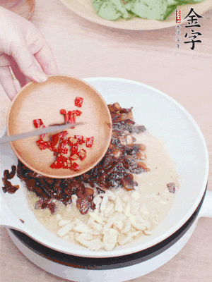 爆香蒜末、小米辣。