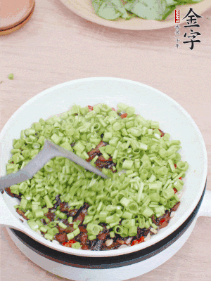 下菜梗翻炒，混合醬油肉。