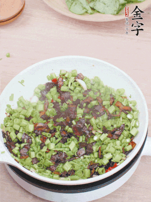 1勺生抽、1勺蠔油、1點點白糖調(diào)味。