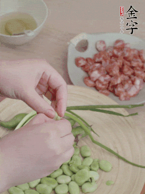 新鮮蠶豆去殼，去豆衣。