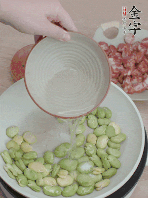 鍋中少油，下蠶豆略炒，加1/2勺鹽、一點(diǎn)糖、少許水炒勻。