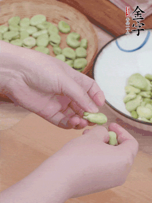 蠶豆剝殼，去掉豆衣，切碎。