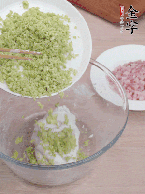 糯米粉邊揉邊加水，成團后揉進蠶豆、咸肉。