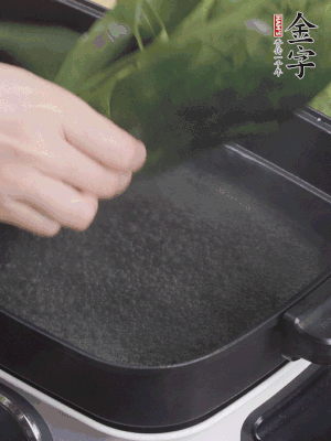 粽葉入沸水煮1分鐘，翻面再煮1分鐘，清洗干凈加水浸泡。