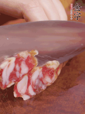 金字香腸斜切成大片。