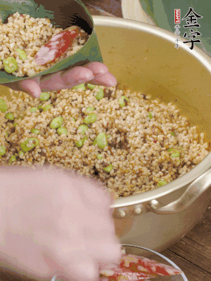 兩片粽葉1/2處葉尾相疊，中間卷成圓錐后裝入餡料。