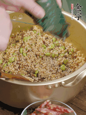 再附一張粽子，一齊向后折疊，線繩捆綁。