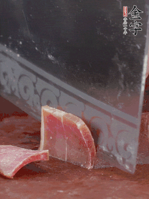 取金字火腿塊150g，切成薄片。生姜切片。