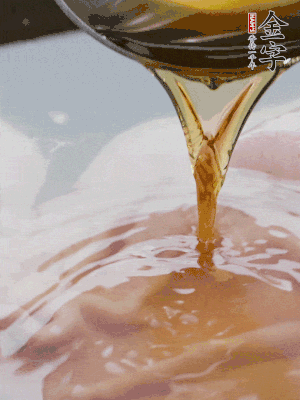 洗凈后冷水下鍋，加黃酒焯水。