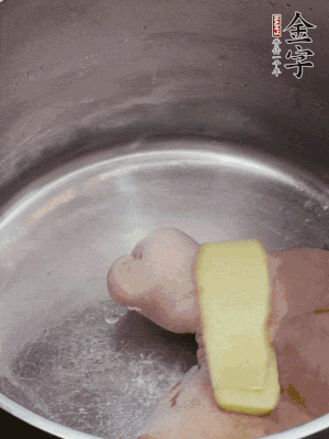 撈出洗凈后，加蔥姜、黃酒二遍焯水。