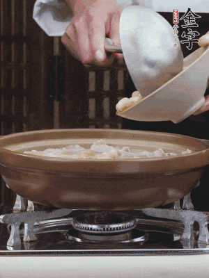 燜煮30分鐘，下花生、紅棗煮5分鐘。（花生提前預(yù)煮15分鐘）