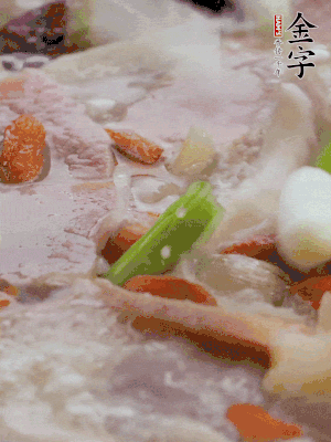 最后下枸杞、蒜白。