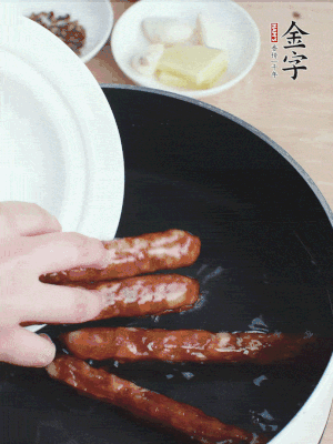 金字香腸水煮15分鐘，撈出切薄片。