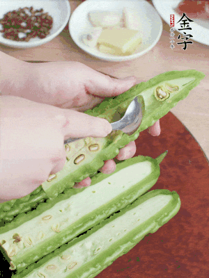 苦瓜去籽切薄片，一點鹽拌勻，10分鐘后沖洗控干。香蔥切蔥花、姜切末、蒜拍碎、干辣椒切圈。