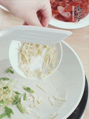 油4成熱，下蔥姜蒜、干辣椒、花椒煸出香味。