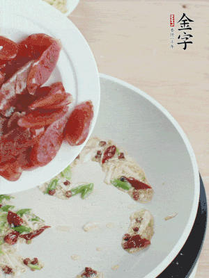 放香腸、苦瓜快速翻炒。