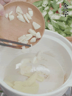 砂煲熱油，姜蒜、辣椒煸香。