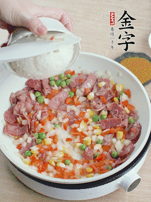 放米飯炒至顆粒分明。