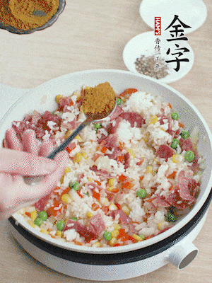 1勺咖喱粉、1/2勺鹽，少許黑胡椒碎炒均。