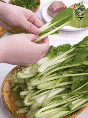 小青菜掰成一片片。