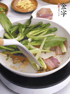 下小青菜翻炒，菜梆子變軟時(shí)，撒一點(diǎn)鹽、雞精調(diào)味。