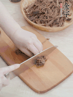 干茶樹菇浸泡過(guò)夜，去老根焯水，擠干水份。