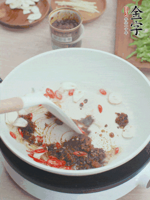 熱鍋涼油，姜蒜、辣椒、金字火腿xo醬炒香。