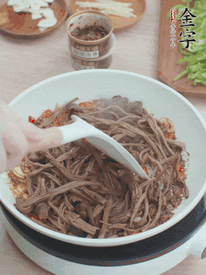 下茶樹菇煸炒4分鐘。