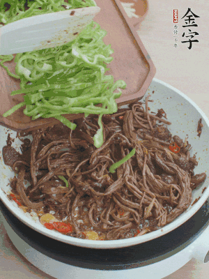 水分煸干，下青椒絲快炒1分鐘。