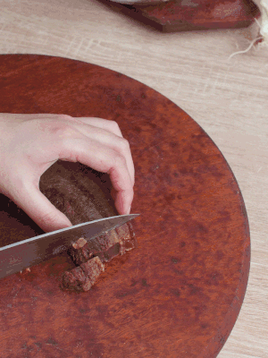 金字臘肉水煮15分鐘，切片。