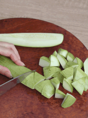 西葫蘆去籽縱向切成4份，斜切成厚片。