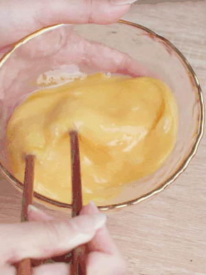 雞蛋調(diào)入少許黃酒打散。