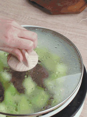 西葫蘆略出水時，加一小撮鹽調(diào)味。