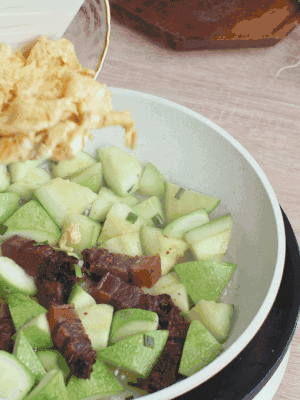 雞蛋一起翻炒。