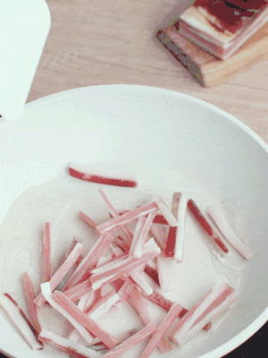 熱鍋涼油，下咸肉絲煸至出油。