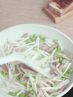 下茭白絲、青豆翻炒。