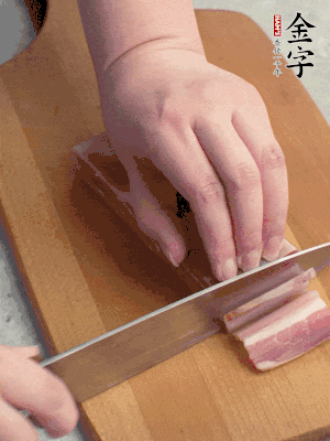 百合切去頭尾，分開洗凈;咸肉切薄片。