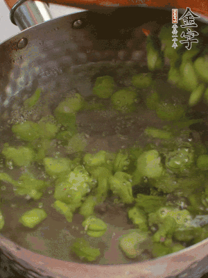 鍋中水沸，放一撮鹽，下蠶豆豆瓣焯3分鐘，下百合，3秒撈出，一起撈出瀝水。